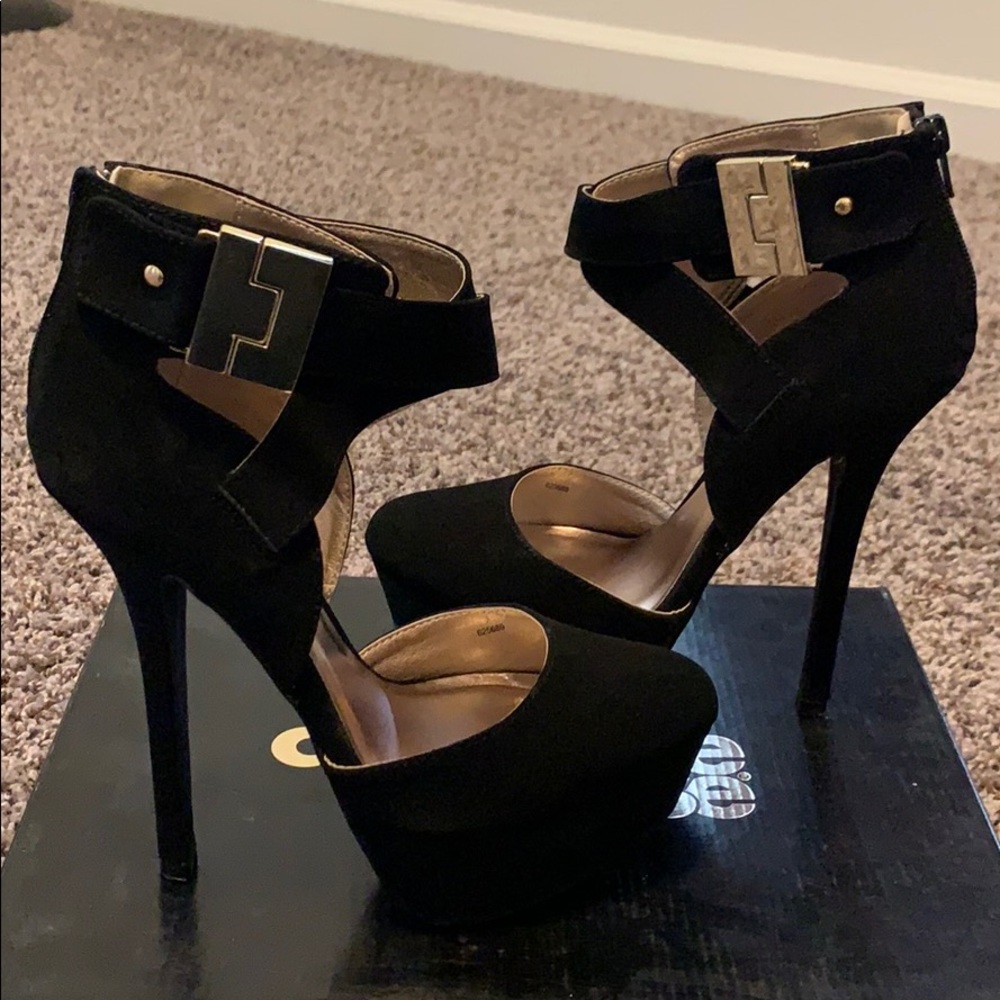 Black with Gold details heel